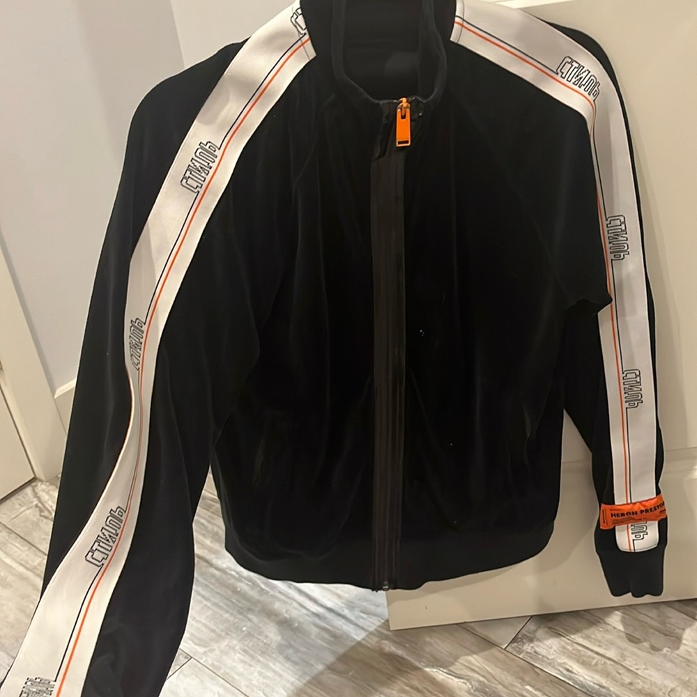 Heron Preston Velvet Logo Tape
Zip Up Track Top 'Black'